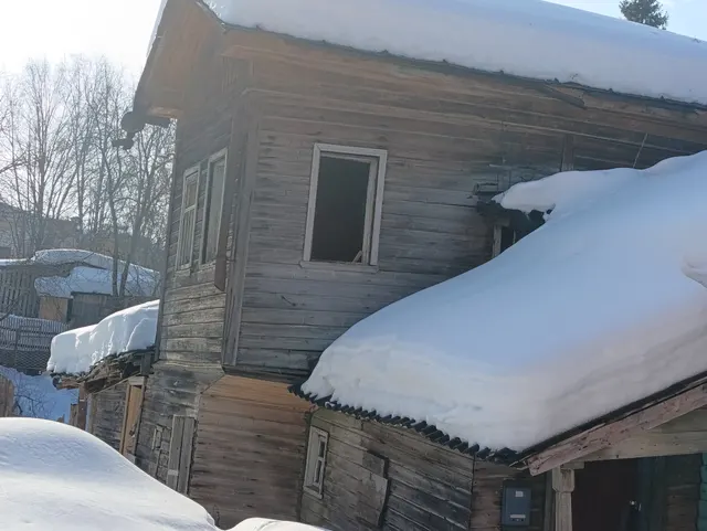 Нежилое здание с земельным участком
