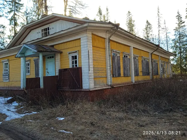 Здание бывшей школы площадью 301,8 кв.м., с кадастровым номером 29:01:060403:289, расположенное по адресу: Российская Федерация, Архангельская область, м.о. Вельский, п. Исполиновка, д. 64 и земельный участок площадью 6727 кв.м., с кадастровым номером 29:01:060403:292, по адресу: Российская Федерация, Архангельская область, м.о. Вельский, п. Исполиновка, з/у 64.