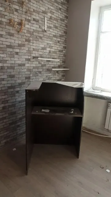 Нежилое помещение площадью 9,7 кв.м (№ помещения согласно поэтажному плану - 6), расположенного на 2 этаже здания с кадастровым № 18:28:000045:133 по адресу: Удмуртская Республика, г. Глазов, ул. Короленко, д. 8а.