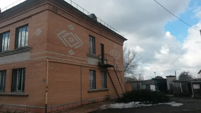 Земельный участок с кадастровым номером 57:20:0010207:8, общей площадью 1000,04 +/- 11 кв. м, по адресу: Российская Федерация,  Орловская область, р-н Новодеревеньковский, пгт. Хомутово,  ул. Комсомольская, д. 12а, РНФИ П11580000143, с расположенными на нем объектам недвижимого имущества: нежилое здание с к.н. 57:20:0010207:234, РНФИ П12580000608, с расположенным в его пределах движимым имуществом, РНФИ П23580003560, П25770001292; нежилое здание с к.н. 57:20:0010207:80, РНФИ П12580000609