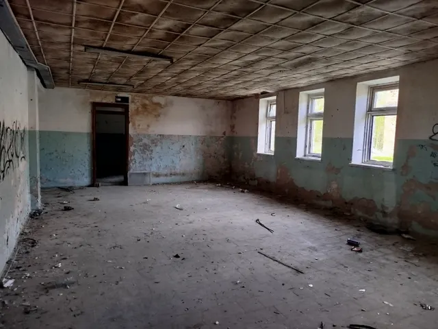 Нежилое здание с земельным участком