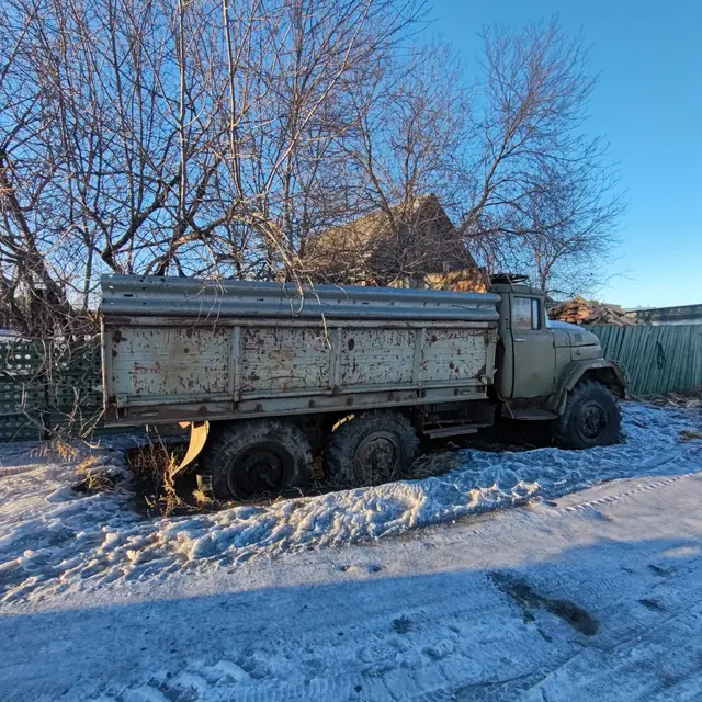 Автомобиль ЗИЛ 131; 1986 г.в., г/н В455ЕУ75, VIN: XTA219010M0717467, Номер шасси (рамы): 438817, цвет зеленый. ПТС отсутствует. У ТС вмятина на правой двери, наличие ржавчины по кузову, колеса спущены