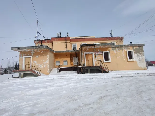 Нежилое здание с прилегающим земельным участком