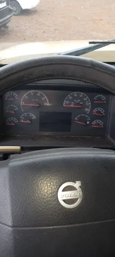 Грузовой тягач седельный: ВОЛЬВО; VNL64T670; 2005 г.в., г/н О648ВМ75; цвет Золотистый, VIN:4V4NC9TH65N375716, Номер шасси(рамы): 5N375716. У ТС частичное повреждение переднего бампера, на переднем крыле с правой стороны установлено дополнительное зеркало заднего вида.