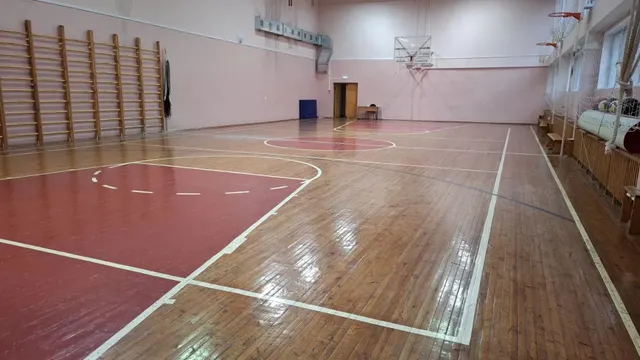 Нежилое помещение площадью 281,0 кв.м, расположенное на                           2 этаже здания МБОУ «СОШ № 35» по адресу: г. Кемерово,                  просп. Октябрьский, 40А. Целевое назначение: для занятий обучающимися физической культурой и спортом. Режим использования: 8 часов в месяц (вторник, четверг с 18:00 до 19:00).