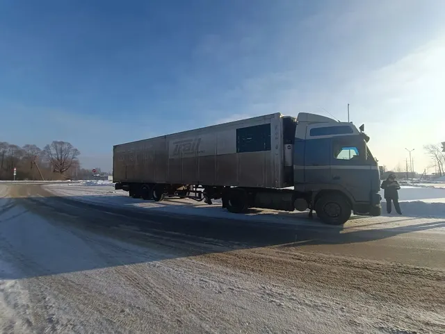 Лот № 4 (вторичные). Грузовой автомобиль Тягач Volvo FH 12, 1995 года выпуска, государственный номер O424BA60, идентификационный номер (VIN) YV2A4B1A3TA244595. Местонахождение: Псковская обл., г. Псков, пр-кт Рижский, д. 22. Основание для реализации на торгах - постановление судебного пристава-исполнителя о передаче на реализацию на торгах. Должник (собственник) – ООО «Снага-транс»