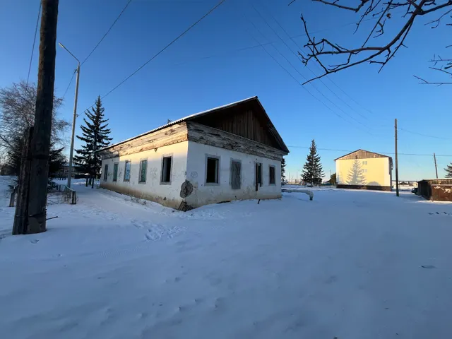 Нежилое здание с земельным участком