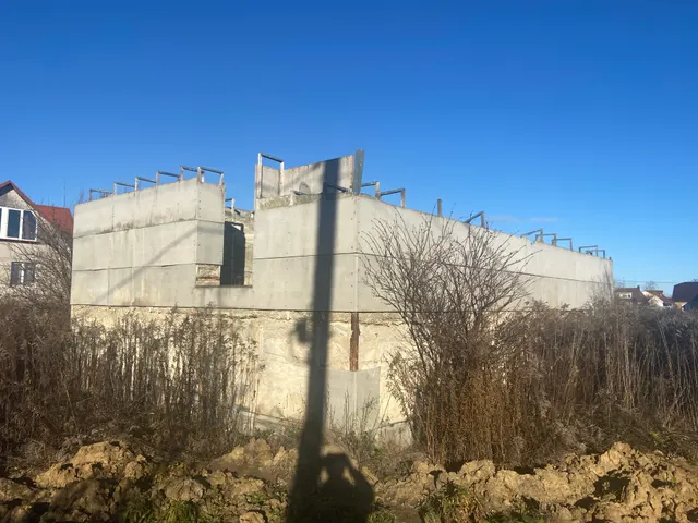 Земельный участок общей площадью 1500 кв.м. с расположенным на нем объектом незавершенного строительства, расположенные по адресу: Российская Федерация, Орловская область, Орловский район, д. Малая Куликовка, ул. Полевая, д. 12