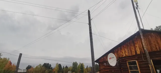 Электрические сети 0,4 кВ, протяженностью 3 920 м, расположенные по адресу: Российская Федерация, Красноярский край, Енисейский район, д. Александровский Шлюз, с кадастровым номером 24:12:0000000:6456, год завершения строительства 1987, (сечение провода - 50 кв.мм., тип опор- деревянные, количество светильников – 96, количество опор- 108.)