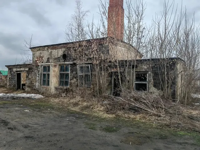 Здание котельной (под снос), площадь 121,3 кв.м, кадастровый номер 43:07:020112:285, 1958 года постройки, назначение здания: нежилое,  по адресу: Кировская область, Вятскополянский район, пгт Красная Поляна,  ул. Азина, д. 19, земельный участок, площадь 978 кв.м,  кадастровый номер 43:07:020112:520, категория земель: земли населенных пунктов, по адресу: Российская Федерация, Кировская область, муниципальный район Вятскополянский, городское поселение. Краснополянское,  поселок городского типа Кра