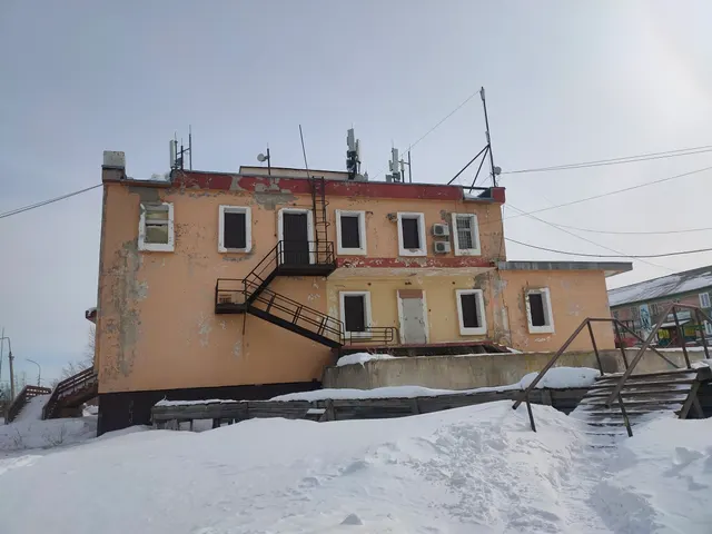 Нежилое здание с прилегающим земельным участком