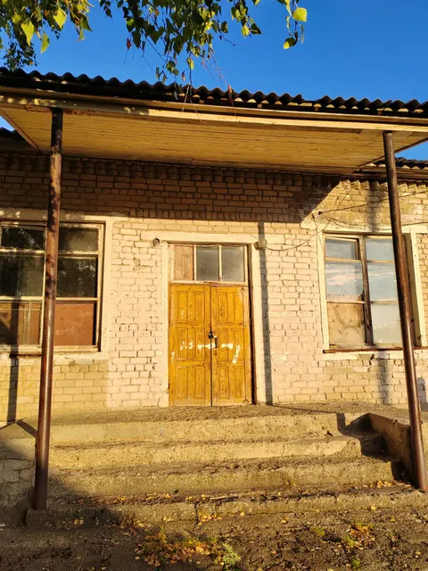 Здание школы, площадь 1296,6 кв.м, кадастровый номер 43:07:020110:378, 1966 года постройки, назначение: нежилое, по адресу: Российская Федерация, Кировская область, м. р-н Вятскополянский, г. п. Краснополянское, пгт Красная Поляна, ул. Свободы, д. 3, земельный участок, площадь 4088 кв.м, кадастровый номер 43:07:020103:161, категория земель: земли населенных пунктов, по адресу: Российская Федерация, Кировская область, м. р-н Вятскополянский, г. п. Краснополянское, пгт Красная Поляна, ул. Свободы,