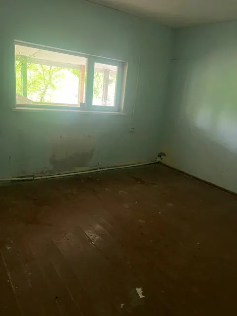 Нежилое здание - бывший детский сад площадью 249,2 кв.м. и земельный участок площадью 1737,0 кв.м.
