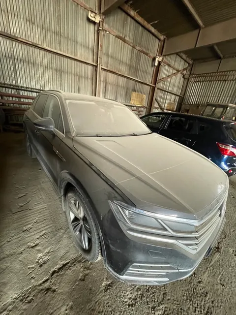 Легковой автомобиль универсал Volkswagen Touareg, 2019 г.в., г/н X867OC124, VIN WVGZZZCRZLD018161, номер кузова XТТ316300М1014667, номер двигателя 101246, цвет черный. Начальная цена продажи 3 535 500 руб. Задаток 530350 руб.