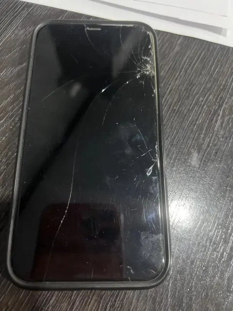мобильный телефон марки "IPhone 11" в корпусе желтого цвета в чехле типа "бампер" 1 Штука (шт)