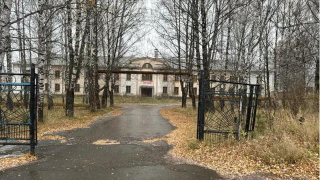 Здание – ГПТУ-36 (к/н: 74:14:0201007:180) общей площадью 1774,5 кв. метра, земельный участок (к/н: 74:14:0201007:15) общей площадью 7 836,0 кв. метра, по адресу: Челябинская область, Кусинский район, рабочий поселок Магнитка, улица Карла Маркса, дом 18.
