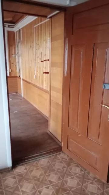 Нежилое помещение, площадью 15,7 кв.м., расположенное на 2 этаже здания по адресу: Вологодская область, р-н. Харовский, г. Харовск, ул. Южная, д. 23.