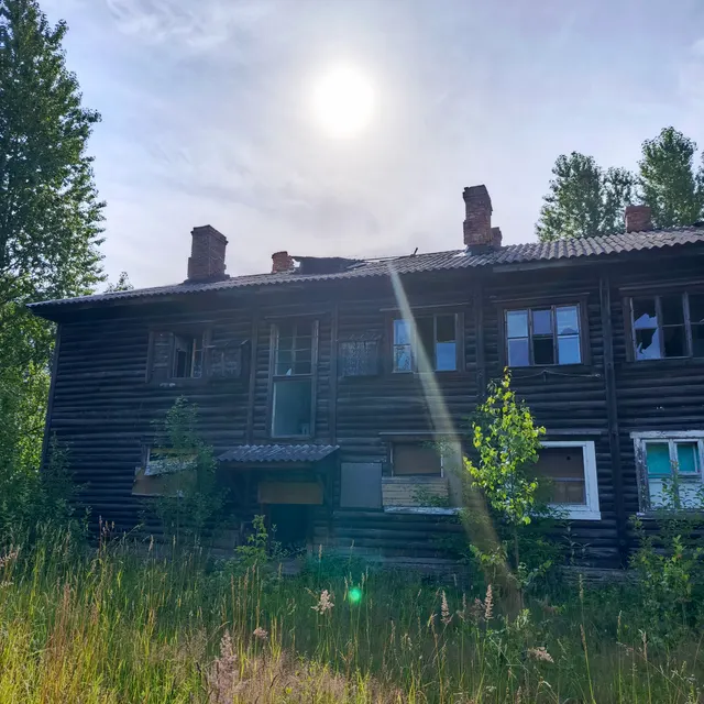 Жилой дом, признанный аварийным и подлежащим сносу, площадью 472,6 кв.м. (кадастровый номер 47:10:0000000:1646) с земельным участком, площадью 2640,0 кв.м. (кадастровый номер 47:10:0601025:39), расположенный по адресу: Ленинградская область, Волховский район, г.Сясьстрой, ул.18 Июля, д.9.