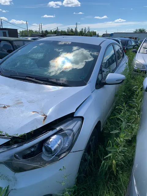 автомобиль марки KIA YD (CERATO FORTE) с государственным регистрационным номером Р 893 ВР (774), в кузове белого цвета, легковой седан, 2013 года выпуска, VIN- XWEFX411BD0000770, номер двигателя DH619053, кузов – XWEFX411BD0000770 (ЗАЛОГ, автомобиль находиться в послеаварийном состоянии (разбито лобовое стекло, помят бампер, разбиты фары, а также иные повреждения после аварии)