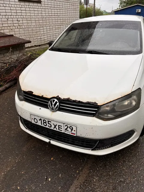 Транспортное средство Volkswagen Polo, 2013 года выпуска, цвет – белый, VIN XW8ZZZ61ZEG034577, государственный номер О185ХЕ29. Состояние ТС: на ходу, следы коррозии по кузову.