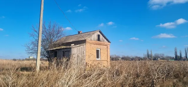 Нежилое здание с кадастровым номером 61:14:0600010:1484, площадью 32 кв. м. С земельным участком кадастровый номер 61:14:0600010:21, площадью 539 кв.м., категория земель: земли сельскохозяйственного назначения, вид разрешенного использования: для размещения ветпункта
