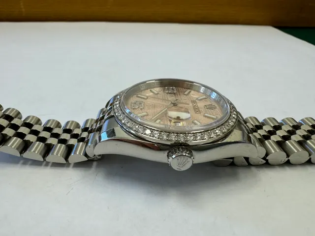 Наручные часы «Rolex Datejust ref. 116244»(идентификационный номер на часах — «63T71126»), корпус круглый из металла серебристого цвета. Замок с штампованной надписью: «ROLЕХ», «GENEУА», «SWISS МАDЕ», б/у
