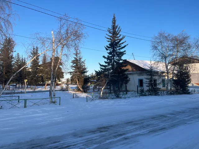 Нежилое здание с земельным участком