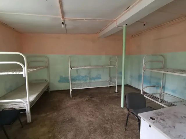 Нежилое здание, кадастровый номер 65:11:0000009:636, площадь 105,8 кв. м, год постройки 1983 г., количество этажей: 1, расположенное на земельном участке с кадастровым номером 65:11:0000009:215, площадью 2 156 кв. м