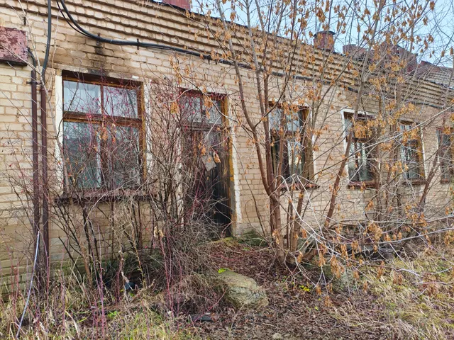 Помещение хозяйственного корпуса, площадь 249,6 кв.м, кадастровый номер 43:07:020101:1472,  1960 года постройки, назначение помещения: нежилое, расположенное по адресу: Российская Федерация, Кировская область, муниципальный район Вятскополянский, городское поселение Краснополянское, поселок городского типа Красная Поляна, ул. Сосновая, дом 24