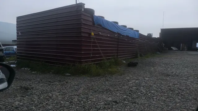 Нежилое здание - гараж 205,80 кв. м., кадастровый номер № 49:09:030305:497 по адресу: г. Магадан, пер. Марчеканский , д. 8. Земельный участок 242 кв. м., кадастровый номер № 49:09:030305:19 по адресу: г. Магадан, пер. Марчеканский, д. 8