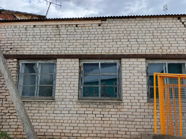 Гараж в д. Слуда , кадастровый номер 35:08:0302021:329, назначение: нежилое, количество этажей, в том числе подземных этажей: 1, в том числе подземных 0, площадью 121,7 кв. м и расположенный под объектом недвижимости земельный участок с кадастровым номером 35:08:0302021:211, площадью 396 кв. м