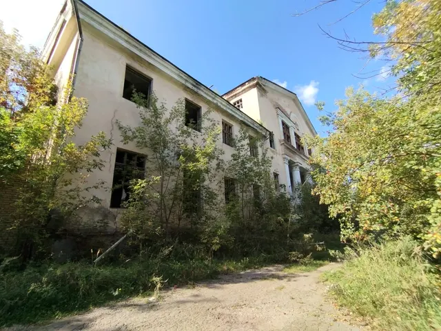 Продажа нежилых зданий общей площадью 5 102,7 кв.м. с земельным участком 28 435 кв.м. в Дмитровском м.о.