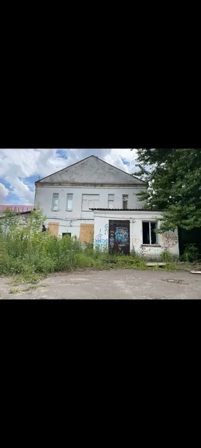 Лот № 1 – нежилое здание, назначение: нежилое, наименование: здание главного корпуса, количество этажей 2, в том числе подземных этажей: 0, кадастровый номер 71:26:010105:346, общая площадь 1 582 кв.м, с земельным участком с кадастровым номером 71:26:010105:302, площадью 8 991+/- 33 кв.м., расположенное по адресу: Тульская область, г. Донской, мкр. Центральный, ул. Калинина, дом 38
