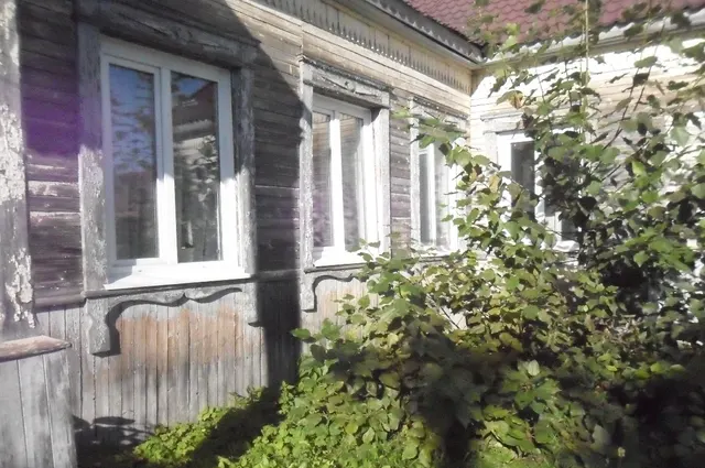 Земельный участок общей площадью 1412 кв.м, с кадастровым номером 70:16:0401003:971, с расположенным на нем объектом недвижимого имущества – нежилое здание общей площадью 312,8 кв.м., с кадастровым номером 70:16:0401002:2082, по адресу: Томская область, р-н. Шегарский, с.Мельниково, ул. Школьная, д. 9.