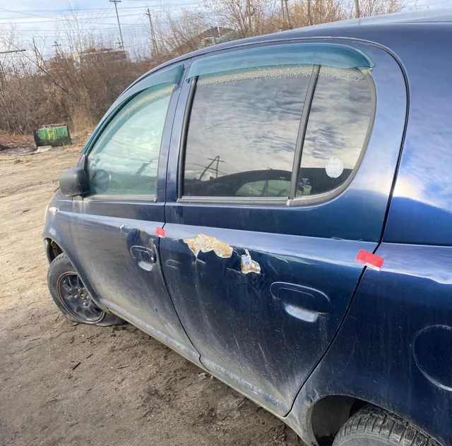 Автомобиль марки Toyota Vitz, г/н Е827НР14, машина синего цвета, все стекла целые, все 4 колеса на месте