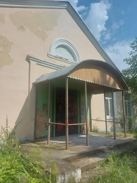 Нежилое здание, площадь 548,8 кв.м; земельный участок, площадь 12824 кв.м, расположенное по адресу:  Новгородская область, м.о. Шимский, д. Менюша, д. 33