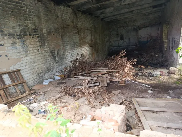 Здание, назнач: нежилое, кол-во этажей 1, в т.ч подземных 0, общей площадью 87,6 кв.м., кадастровый номер: 59:37:0620302:772, адрес объекта: Российская Федерация, Пермский край, г.о. город Березники, г Усолье, ул Куйбышева, д. 8, с земельным участком общей площадью 131 +/- 4 кв.м, кадастровый номер: 59:37:0620302:785, адрес: Российская Федерация, Пермский край, г.о. г. Березники, г. Усолье, ул. Куйбышева (объект обременен дог аренды до 02.09.2031г.)