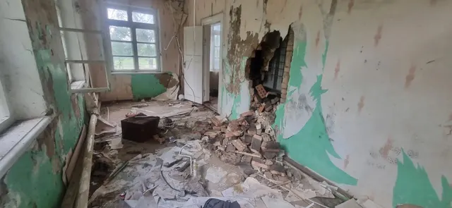 Административное здание с кадастровым номером 61:14:0080103:188, площадью 51,1 кв.м.  С земельным участком с кадастровым номером 61:14:0080103:253, категория земель – земли населенных пунктов, вид разрешенного использования – деловое управление