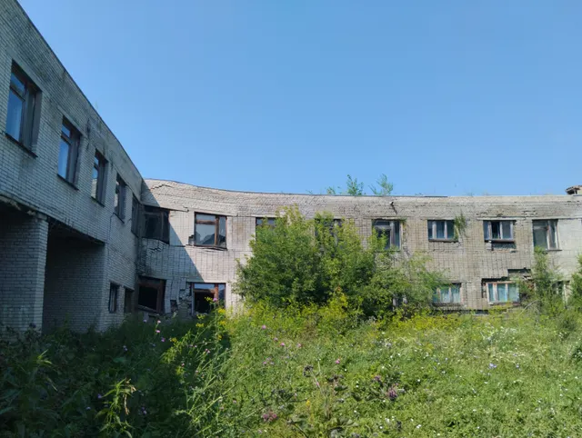 Здание школы, назначение: нежилое, площадь: 4652,6 кв.м., этаж: 3, кадастровый номер: 45:16:021001:548, расположенное по адресу: Курганская область, р-н Притобольный, с. Давыдовка, ул. Школьная, д. 18; земельный участок с кадастровым номером 45:16:021001:400, площадь 20267 кв. м, категория земель: земли населенных пунктов, вид разрешенного использования: для пришкольного участка, расположенный по адресу: Курганская область, Притобольный район, с. Давыдовка, ул. Школьная, д.18.