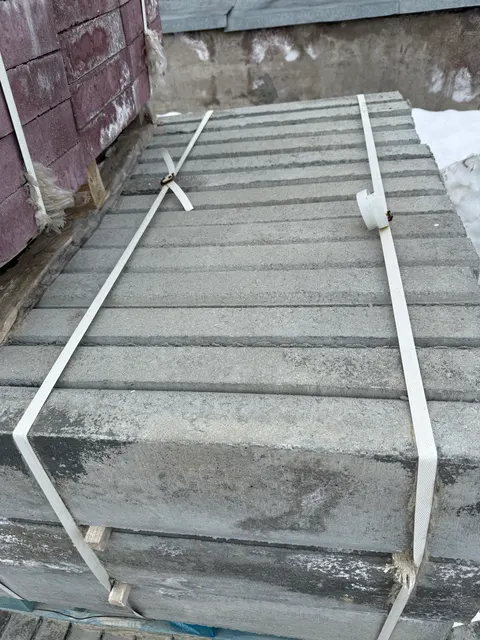 Комплект из тротуарной плитки и тротуарных бордюров