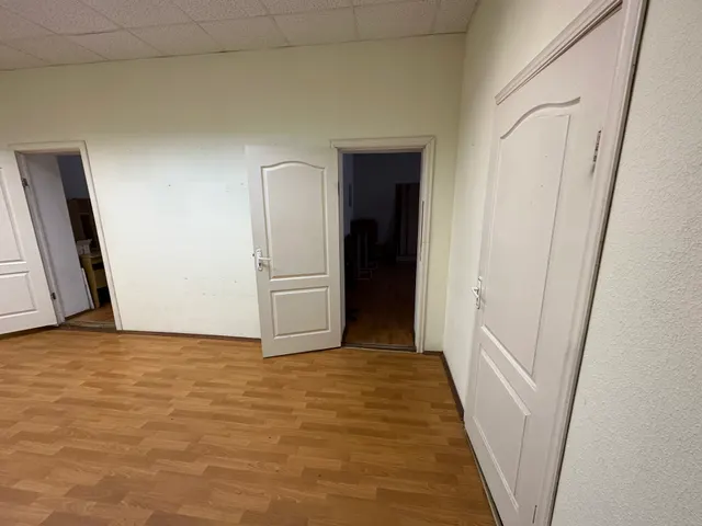 Объект аренды, площадь 290,5 кв. м, номера на поэтажном плане: этаж 2,  пом. 2, ком. 1 - 13, 15 - 25, адрес (местонахождение) объекта:  Московская область, г. Звенигород, ул. Почтовая, д. 23. Вход общий из общей входной группы