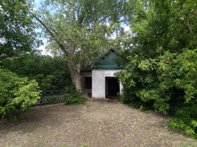 Административное здание, земельный участок