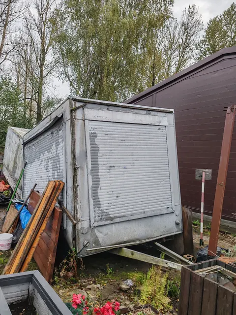 Автоприцеп серого цвета 6 кв. м. на колесах