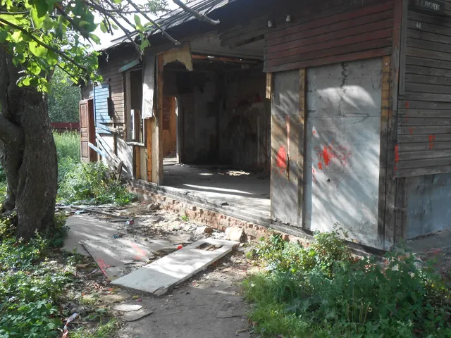 Продаже на аукционе признанного непригодным для проживания жилого помещения с ограниченным уровнем благоустройства, расположенного по адресу: Ивановская область,   г. Шуя,  ул. Пугачева, д.44, кв.1