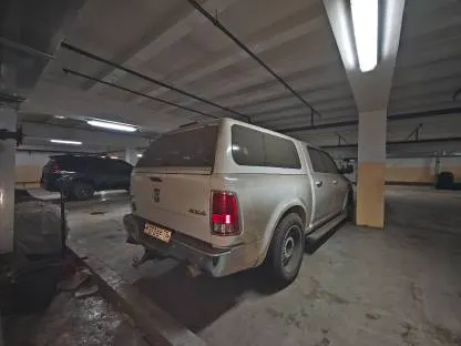 Автомобиль ДОДЖ RAM 1500; 2014 г.в., г/н М273ЕР75, цвет белый, VIN:1C6RR7NT0ES393851, Номер шасси (рамы): 1C6RR7NT0ES393851, номер кузова (прицепа): 1C6RR7NT0ES393851. ПТС отсутствует. Передний бампер царапины, левая передняя дверь царапины, левое крыло вмятина, передний левый фендер царапина