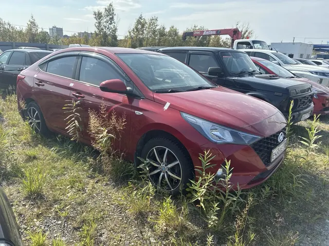 Автомобиль марки  Хендэ Солярис, цвет красный, г.р.з. Е 436 ХЕ 186, VIN Z94K241CBMR266949, г/в 2021. ТС имеет ограничения ФССП на регистрационные действия (ключи и документы отсутствуют, техническое состояние не проверялось, пробег не известен). Имущество продается в том виде, в каком оно есть, в случае продажи возврату/обмену не подлежит. За скрытые дефекты имущества Продавец ответственности не несет.