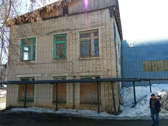 Нежилое здание клуба, общей площадью 881,4 кв.м., с земельным участком, общей площадью 1239 кв.м.