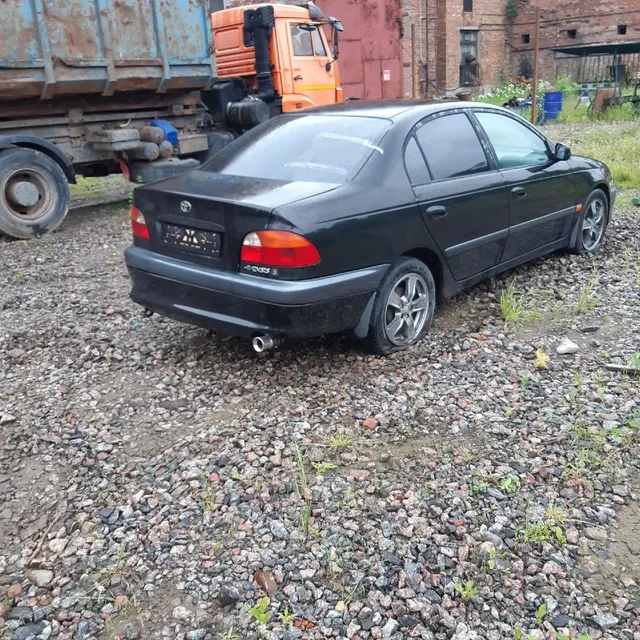 Автомобиль TOYOTA Avensis, г.р.н. Х685СТ98 (номерной знак на автомобиле отсутствует), VIN № SB153ABN00E073710, 1999 г.в., цвет черный, не на ходу, двери заблокированы, ключи отсутствуют