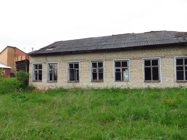 Нежилое здание с земельным участком. Здание, этажность:1, адрес: Российская Федерация, Челябинская область, муниципальный округ Кусинский, село Злоказово, улица Школьная, дом 2Б, площадь 329,1кв.м., с кадастровым номером 74:14:0301001:595. Земельный участок: адрес: Российская Федерация, Челябинская область, муниципальный округ Кусинский, село Злоказово, улица  Школьная, земельный участок 2Б, площадь 1369 кв.м., с кадастровым номером 74:14:0301001:594
