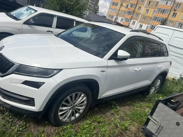 (повторные торги) Легковой автомобиль SKODA KODIAQ, 2019 г.в., г/н М707ТВ124, VIN XW8LJ6NS0KH415402, № кузова XW8LJ6NS0KH415402, цвет белый. Идентификационные номера не сверялись, рабочее состояние не проверялось, ключи и документы отсутствуют, автомобиль закрыт. Должник Рожков И.Л. Обременения: Залог, запреты на рег. действия. Начальная цена продажи 1608200,00 руб. Задаток 242000,00 руб. (пор. 1619)
